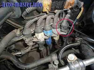 Razem-datchika-kolenvala-na-zadnej-stenki-motornogo-otseka.jpg