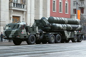 400px-ЗРК_С-400_Триумф_(SA-21)_на_репетиции_4_мая_2010.jpg