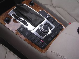 Audi_Q7_Multi_Media_Interface.jpg