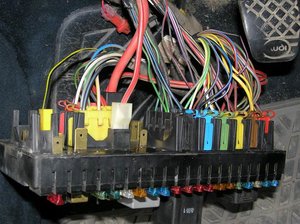 как снять блок предохранителей на ауди 80 б3