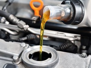 Motor_oil_bottle_hdsFxfY.jpg.740x555_q85_box-107,0,991,662_crop_detail_upscale.jpg