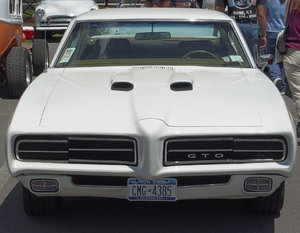 1969-Pontiac-GTO-Judge-white-f-sy.jpg