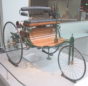 Benz_Patent_Motorwagen_1886_(Replica).jpg