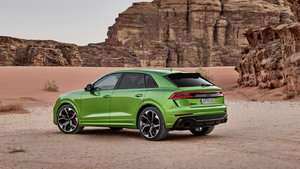 audi-rs-q82020-krossover-vid-szadi.jpg