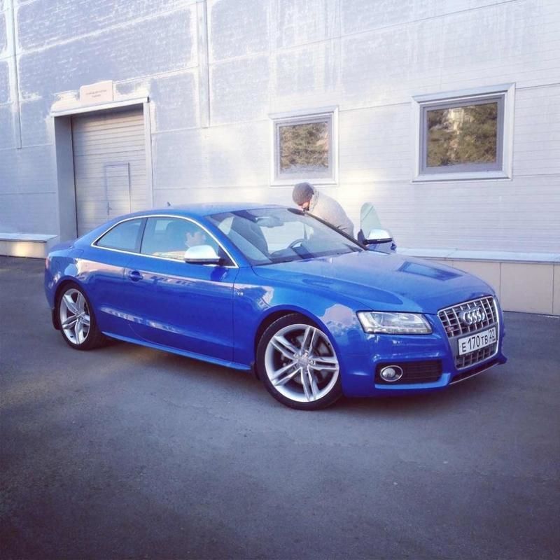 Audi s8 синяя