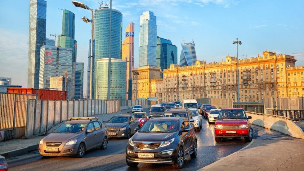 Мерседес москва сити. Бмв м5 москва. Машины в москве. Мерседес москва сити. Бмв м5 белая.