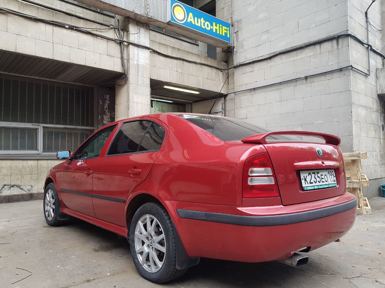 У студии установки и продажи автозвука, Москва