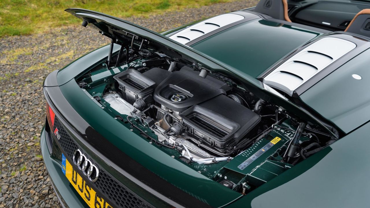 Поды n. Audi r8 v10 мотор. Audi r8 v10 Plus мотор. Audi r8 v10 engine. Мотор Ауди r8 5,2.