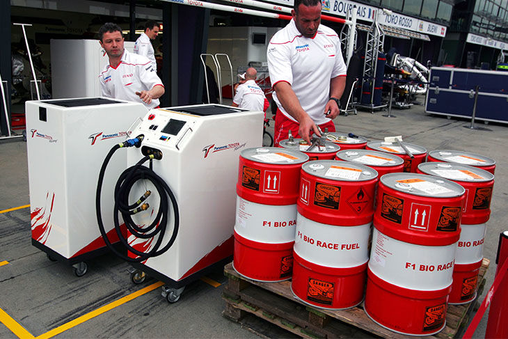 Toyota fuel in the pits...Formula One World Championship, Rd 1, Australian Grand Prix,...
