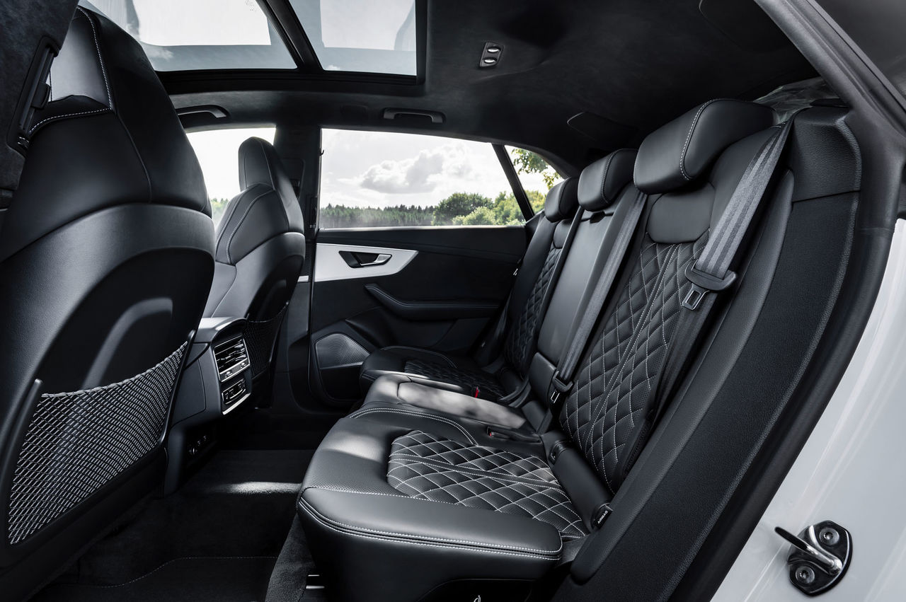 Interior<br />
Color: Glacier white