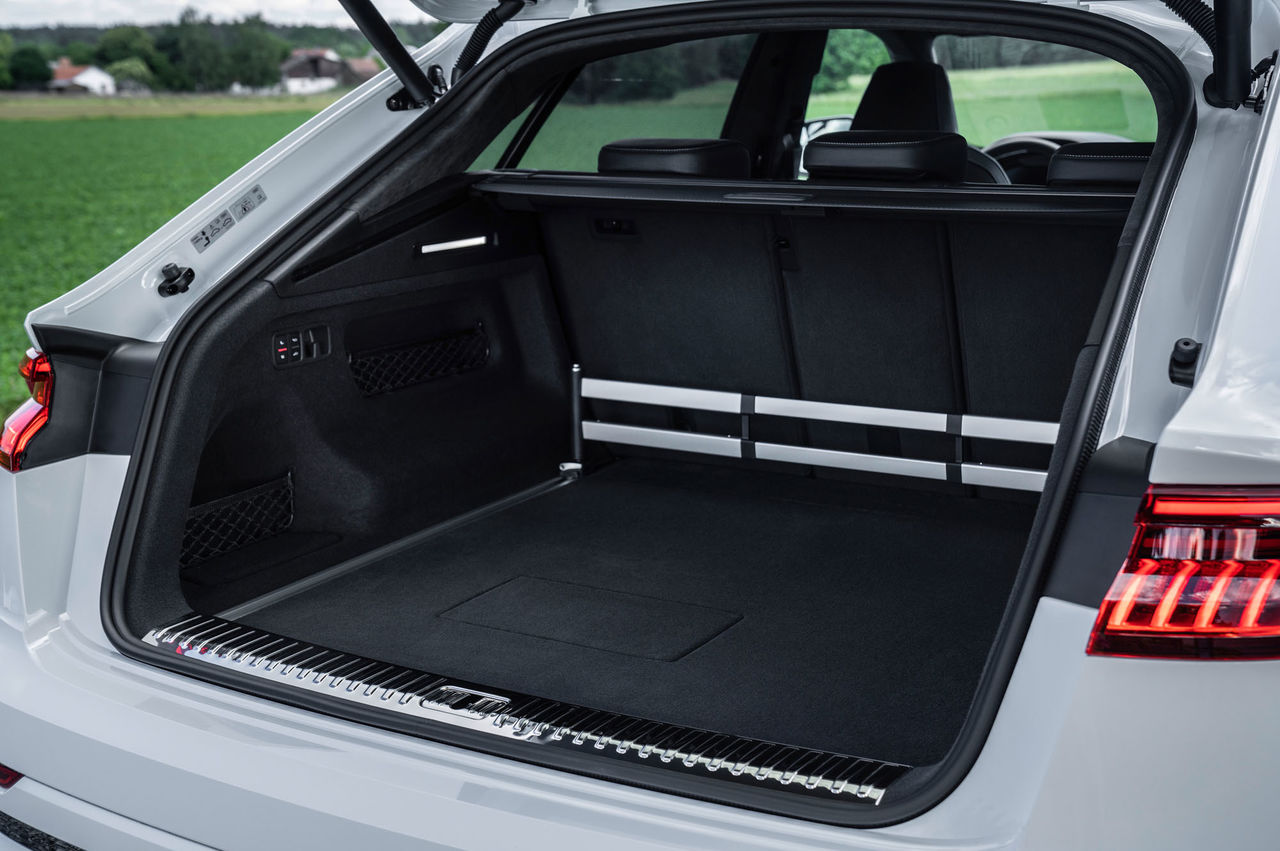 Lugage compartment<br />
Color: Glacier white