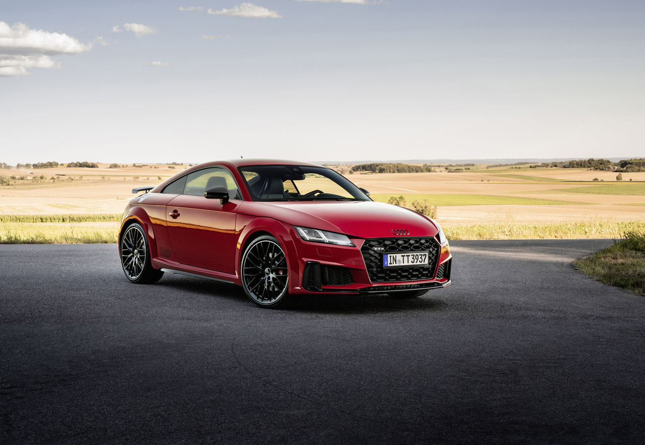 Static photo, <br />
Colour: Tango red