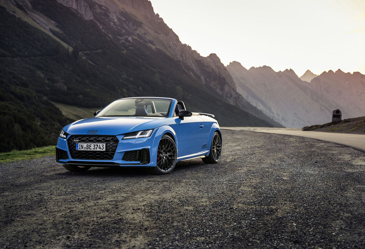 Static photo<br />
Colour: Turbo blue