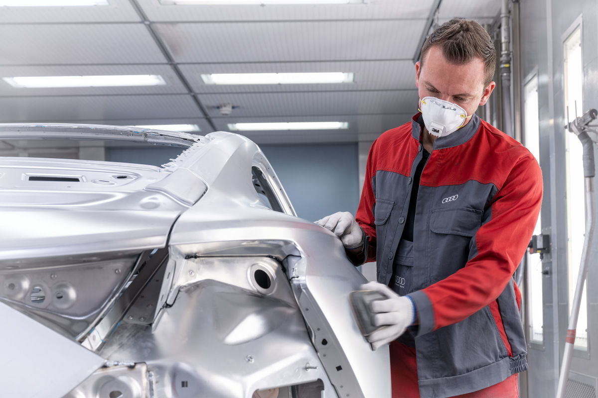 Body shop: With an extreme drawing depth, the aluminum side panel frame provides the<br />...