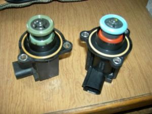 Версии клапанов, слева 06F 145 710С, справа 06F 145 710G