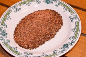 смесь черного, красного перцев и соли