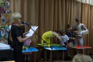 Конкурс  Сделай подарок другу.. Витя,не долго думая, схватил скотч и начал заматывать все подряд!!!   Его подарор признали самым креативным..