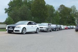 Колона ауди приехала на Фест