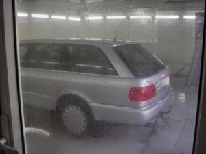 Мыться любит очень, но пачкаться больше))
