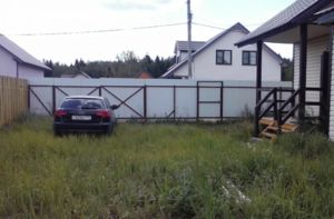 На парковке.