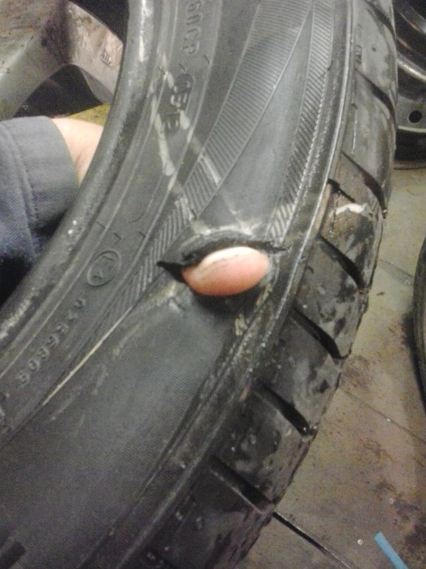 Можно отремонтировать грыжу на колесе. Боковой порез шины. Порез боковины шины. Боковой прокол шины. Порез на резине колеса.